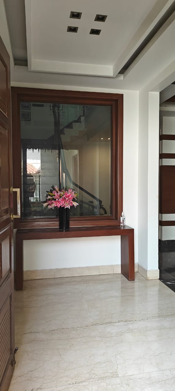 5BHK Kothi DLF Phase 1 , SemiFurnished is available for rent